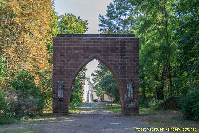 Eisleben, Lutherstadt /  Tor der Mahnung