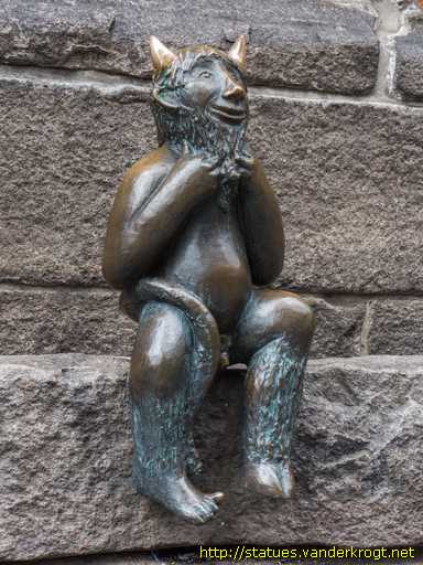 Lübeck /  Die Teufels-Figur auf dem Teufelsstein