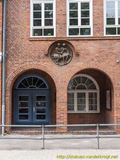 Travemünde /  Junge und Mädchen bei den Schulaufgaben