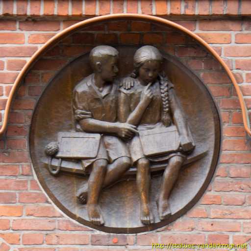 Travemünde /  Junge und Mädchen bei den Schulaufgaben