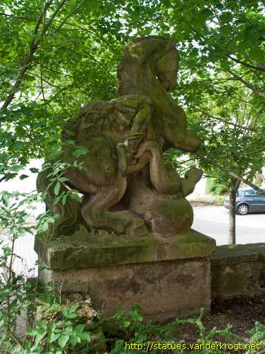 Besch /  Sankt Georg Denkmal