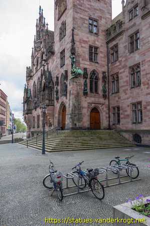 Saarbrücken /  Skulpturen am Rathaus St. Johann