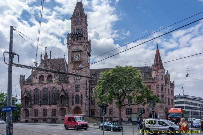 Saarbrücken /  Skulpturen am Rathaus St. Johann