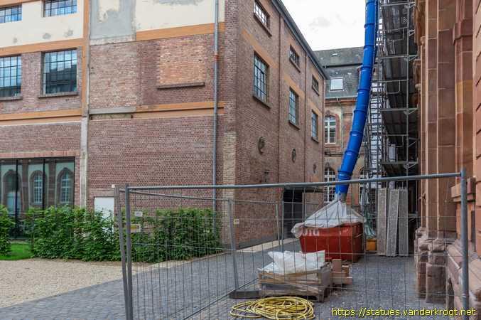 Mettlach /  Büsten am Villeroy & Boch Fabrieksgebäude