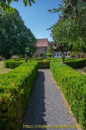 Creuzburg /  Vier Putten, die die Jahreszeiten darstellen