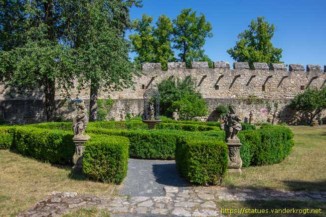 Creuzburg /  Vier Putten, die die Jahreszeiten darstellen