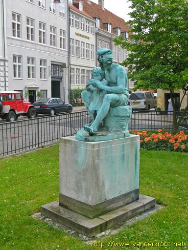 København /  En fisker lærer dreng at spille