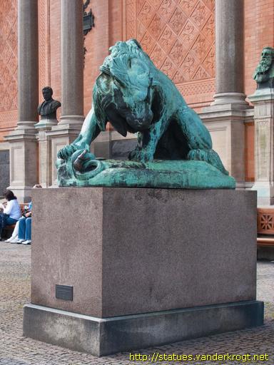 København /  Løve i kamp med en slange