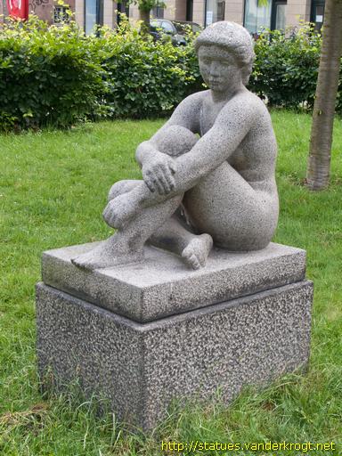 København /  Siddende kvinde