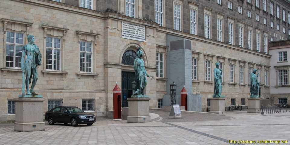København /  Fire græsk-romerske guder foran Christiansborg Slot