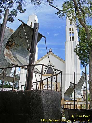 Santiago de los Caballeros /  Parque Colón con el busto, pinturas y barcos