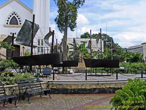 Santiago de los Caballeros /  Parque Colón con el busto, pinturas y barcos