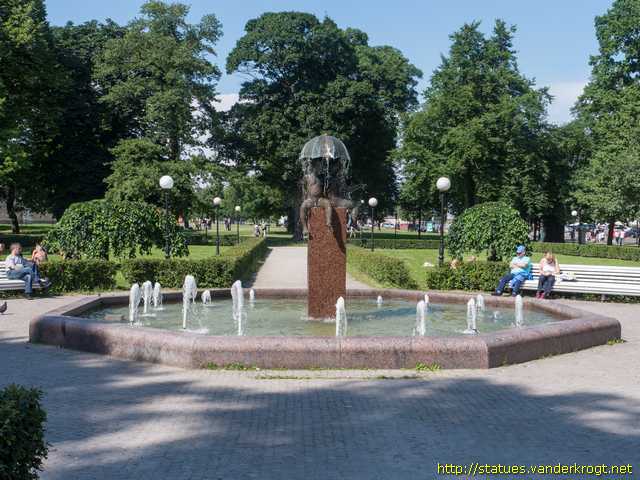 Tallinn /  Poisid vihmavarjuga