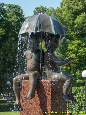 Tallinn /  Poisid vihmavarjuga