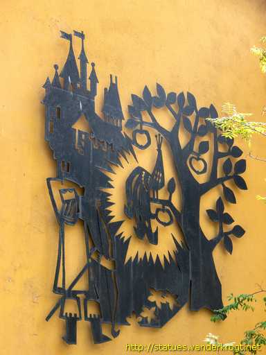 Tartu /  Müüri skulptuur