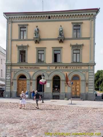 Tartu /  Figuurid fassaadil