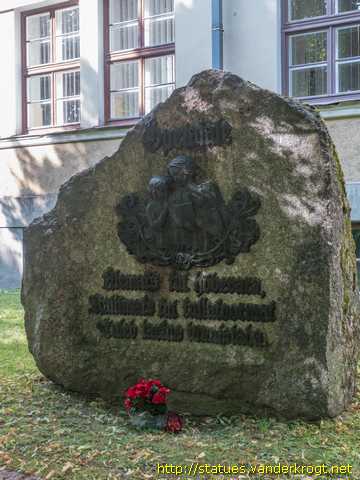 Tartu /  Mälestuskivi õpetajale