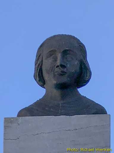 Pinos Puente /  Monumento a Colón