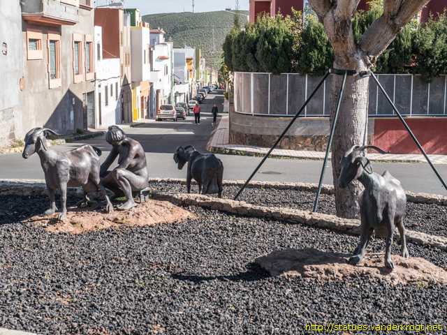 Agüimes /  Mujer ordeñando cabras