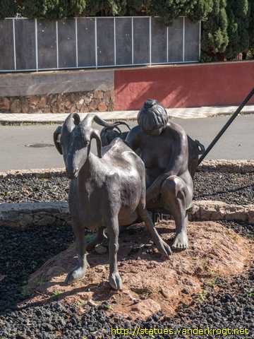 Agüimes /  Mujer ordeñando cabras