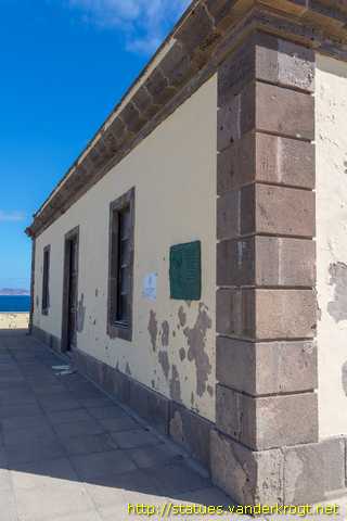 Isla de Lobos /  Josefina Plá  (placa conmemorativa)