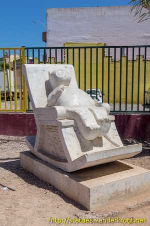 Puerto del Rosario /  Gato en una mecedora