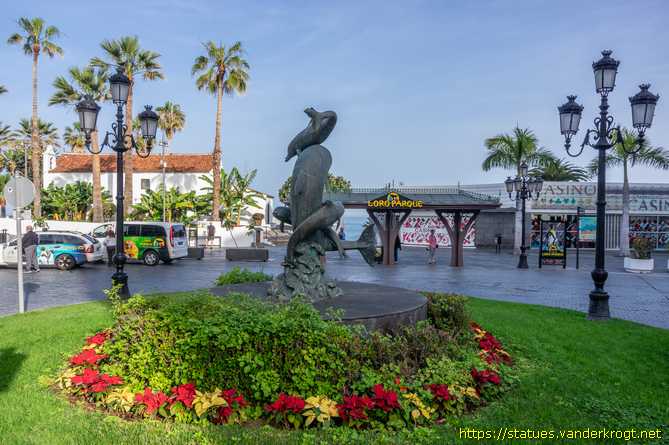 Puerto de la Cruz /  Familia de Delfines