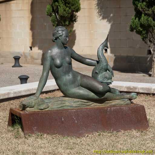 Portbou /  Dona amb dofins