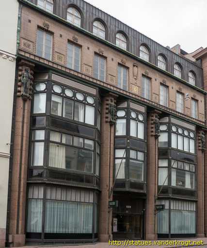 Helsinki /  Wuorion talon julkisivuveistokset