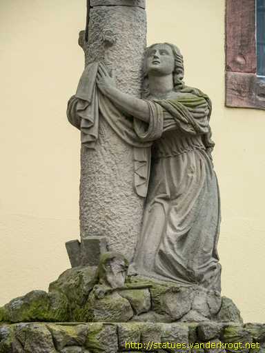 Guémar /  Croix de cimetière avec Ste Marie Madeleine