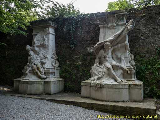 Coutances / Socle de pierre du monument aux morts de 1870