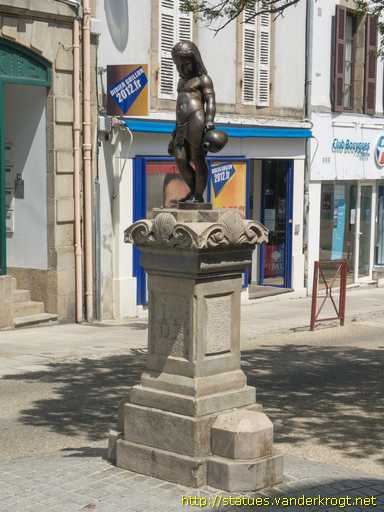 Douarnenez /  Le Bolomig - Enfant aux deux urnes