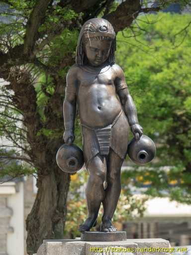 Douarnenez /  Le Bolomig - Enfant aux deux urnes