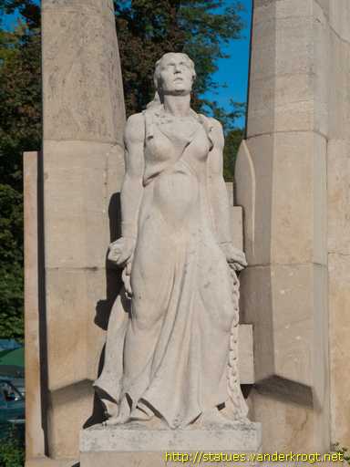 Bourges /  La France rompant ses cha�nes
