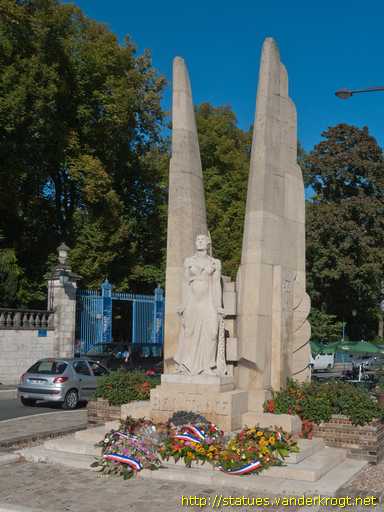 Bourges /  La France rompant ses cha�nes
