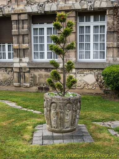 Barentin /  "Potiche" sculptée
