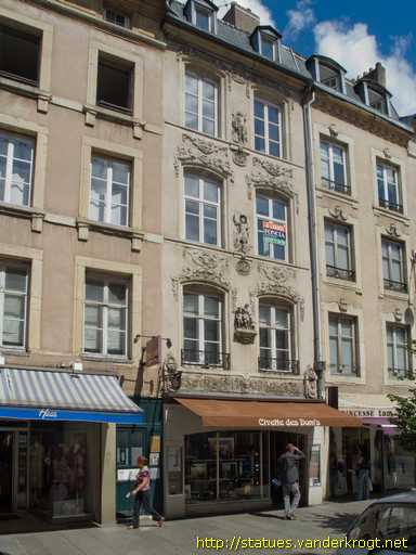 Nancy /  Sculptures de la façade de la Maison des Adam
