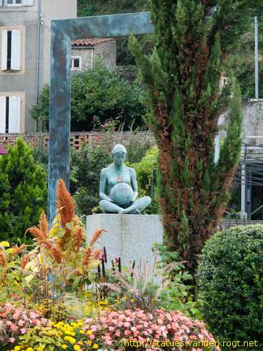 Foix /  La jeune femme et le monde