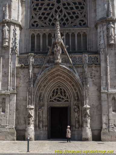Dunkerque /  Statues de saints sur la façade de l'Église Saint-Éloi