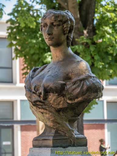 Dunkerque /  Monument à Caroline Angebert