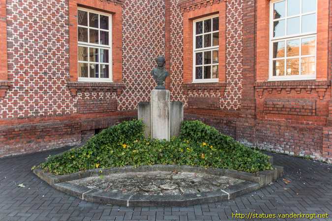 Guise /  Marie Adèlie Moret