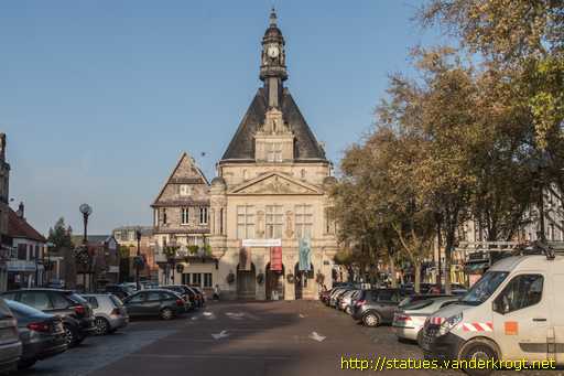 Péronne /  Sculptures à la façade de l'Hôtel de Ville
