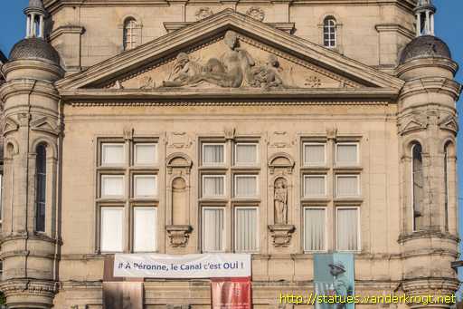 Péronne /  Sculptures à la façade de l'Hôtel de Ville