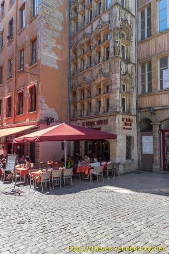 Lyon /  La Vierge à l'enfant