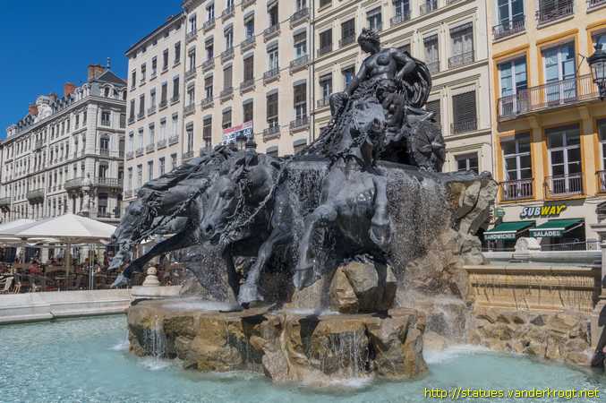 Lyon /  Char triomphal de la Garonne - "Fontaine Bartholdi"
