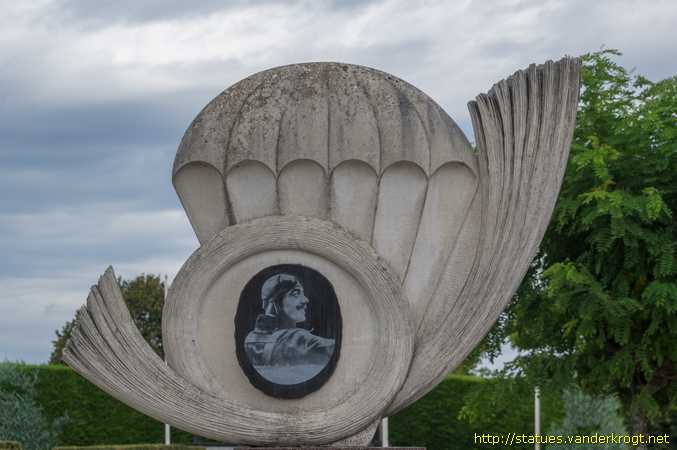 Montferrat /  Looping - Monument à Adolphe Pégoud