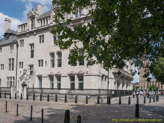 London /  West Porch of Middlesex Guildhall