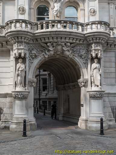London /  Statues at the Middle Temple Lane Gate