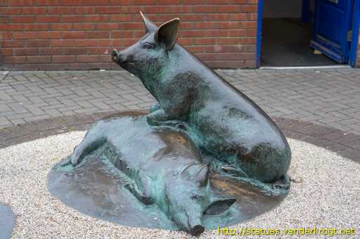 Calne /  Two Pigs