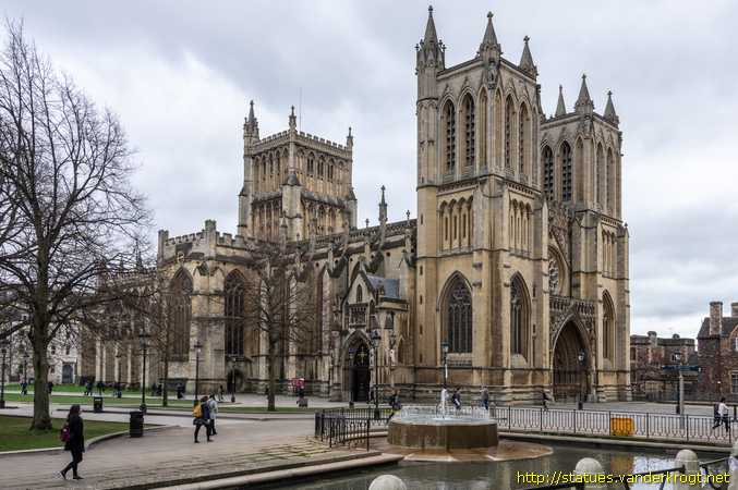Bristol /  Sculptures at Bristol's Cathedral